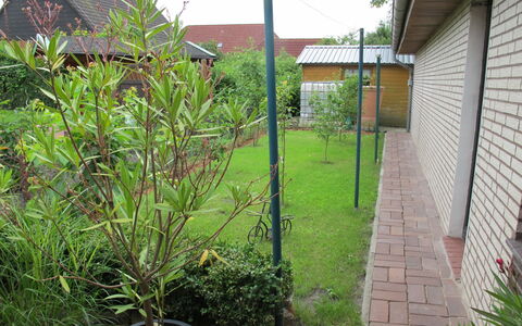 Christine: Pflanze, Eigentum, Gebäude, Blumentopf, Baum, Fenster, Vegetation, Haus, Grundstueck, Gras