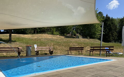 Bad Emstal 601: Wasser, Schwimmbad, Himmel, Azurblau, Schatten, Pflanze, Rechteck, Gartenmöbel, Wolke, Freizeit