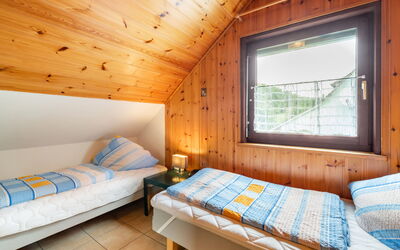 Erica 604.1: Eigentum, Gebäude, Fenster, Komfort, Holz, Interior Design, Flooring, Kissen, Fussboden, Wohnzimmer