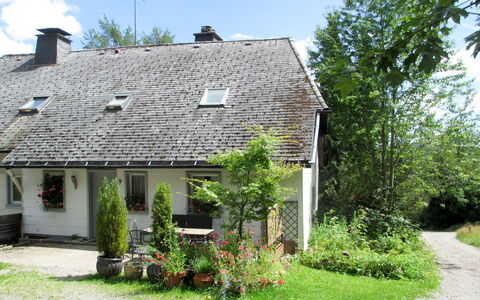 Feldberg 608: Pflanze, Himmel, Gebäude, Fenster, Wolke, Haus, Baum, Vegetation, Grundstueck, Hütte