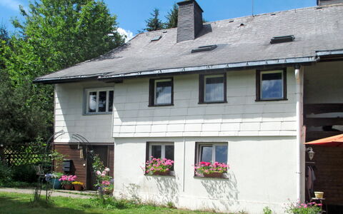 Feldberg 608: Pflanze, Gebäude, Eigentum, Blume, Fenster, Himmel, Baum, Haus, Hütte, Gras