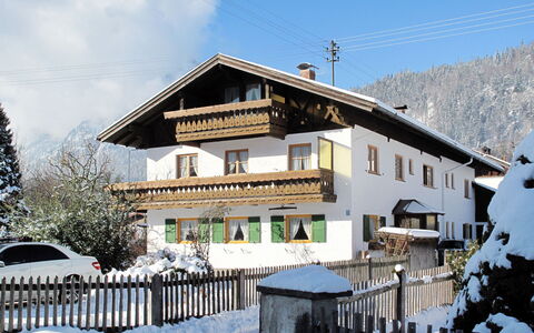 Garmisch-Partenkirchen 627: Himmel, Gebäude, Schnee, Eigentum, Fenster, Wolke, Berg, Zaun, Haus, Baum