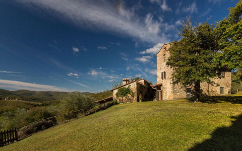 Casavecchia: Wolke, Himmel, Pflanze, Gebäude, Natürliche Landschaft, Baum, Hochland, Fenster, Haus, Gras