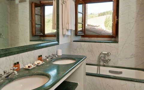 Casavecchia: Zapfhahn, Sinken, Spiegel, Eigentum, Armatur, Fenster, Bad Sink, Badezimmer, Beleuchtung, Interior Design