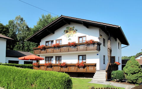 Hagengruber: Pflanze, Gebäude, Himmel, Eigentum, Fenster, Haus, Grundstueck, Baum, Wohngebiet