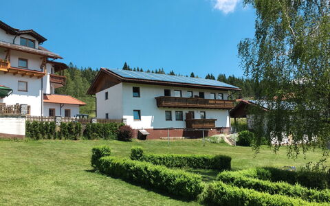 Irene: Pflanze, Himmel, Eigentum, Gebäude, Wolke, Fenster, Baum, Grundstueck, Haus, Gras