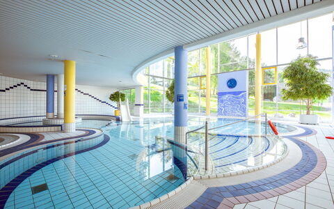 Maierhöfen 608: Wasser, Schwimmbad, Gebäude, Pflanze, Urban Design, Freizeit, Schatten, Baum, Erholung, Gartenmöbel