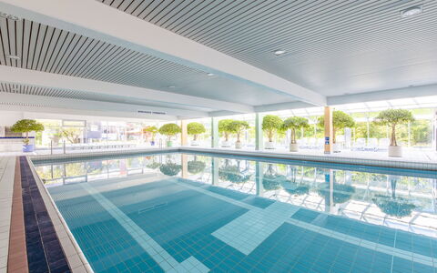 Maierhöfen 608: Wasser, Fenster, Schwimmbad, Azurblau, Gebäude, Pflanze, Schatten, Interior Design, Eigentumswohnung, Fussboden