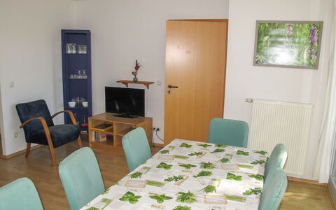 Silz 603: Tabelle, Möbel, Eigentum, Stuhl, Gebäude, Bilderrahmen, Interior Design, Fernsehen, Flooring, Holz