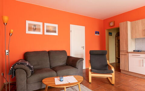 Waase 606: Eigentum, Möbel, Couch, Tabelle, Orange, Holz, Beleuchtung, Interior Design, Komfort, Fussboden