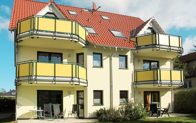 Zinnowitz 635: Pflanze, Wolke, Himmel, Fenster, Eigentum, Gebäude, Haus, Wohngebiet, Nachbarschaft, Materialeigenschaft