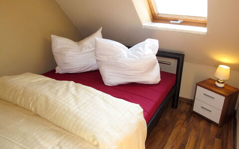 Verchen 607: Schlafzimmer, Möbel, Bett, Zimmer, Bettrahmen, Eigentum, Bedding, Bettdecke, Fussboden, Matratze