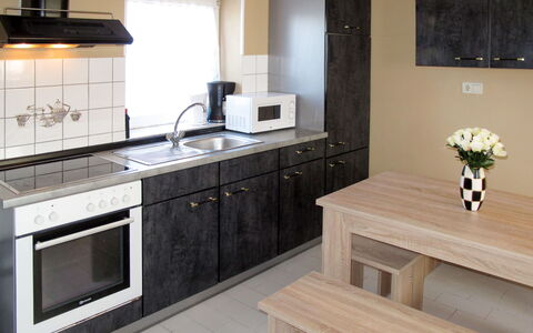 Verchen 607: Countertop, Zimmer, Möbel, Cabinetry, Küche, Eigentum, Herd, Interior Design, Fussboden, Fliese