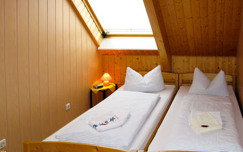 Waren 609: Bett, Schlafzimmer, Zimmer, Möbel, Bettrahmen, Eigentum, Matratzenauflage, Matratze, Bettdecke, Bedding