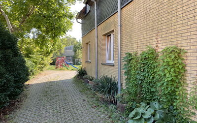 Waren 609: Pflanze, Gebäude, Strassenbelag, Fenster, Flooring, Nachbarschaft, Haus, Wohngebiet, Grundeigentum, Asphalt