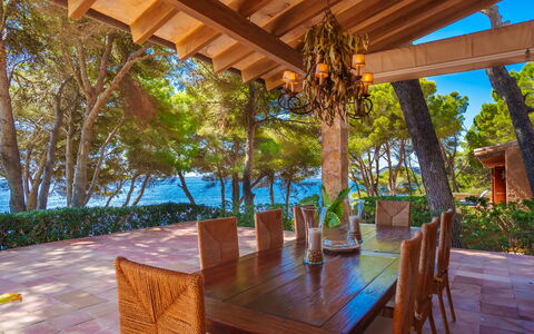 Finca L'Embat: Tabelle, Pflanze, Eigentum, Möbel, Natur, Holz, Stuhl, Beleuchtung, Gartenmöbel, Interior Design