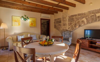 Agroturismo Roqueta 602.3: Tabelle, Möbel, Eigentum, Holz, Beleuchtung, Couch, Interior Design, Komfort, Fussboden, Wohnzimmer