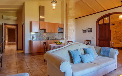Agroturismo Roqueta 602.2: Möbel, Couch, Komfort, Beleuchtung, Interior Design, Die Architektur, Wohnzimmer, Fussboden, Flooring, Holz