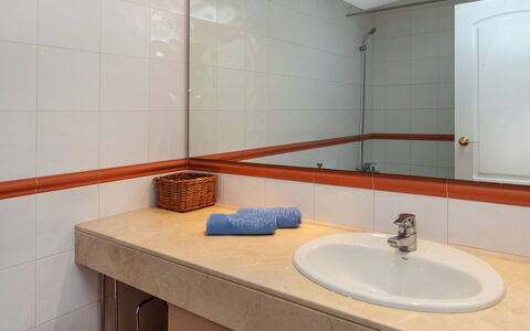 Pals 646: Badezimmer, Zimmer, Eigentum, Fliese, Interior Design, Zapfhahn, Bad Sink, Die Architektur, Keramik, Fussboden