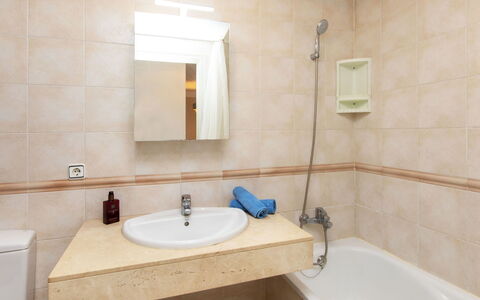 Green Mar C: Spiegel, Zapfhahn, Armatur, Badewanne, Sinken, Eigentum, Bad Sink, Badezimmer, Gebäude, Beleuchtung