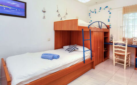 Villa Blanca Feliu: Schlafzimmer, Bett, Zimmer, Möbel, Eigentum, Bettdecke, Matratze, Bettrahmen, Gebäude, Bedding