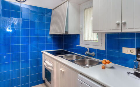 Villa Blanca Feliu: Eigentum, Zimmer, Blau, Badezimmer, Fliese, Grundeigentum, Interior Design, Cabinetry, Gebäude, Möbel