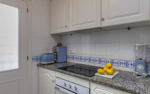 Golf Royal Delta: Countertop, Küche, Zimmer, Eigentum, Gelb, Fliese, Cabinetry, Möbel, Grundeigentum, Fussboden