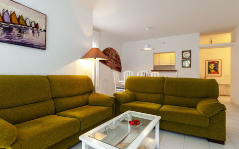 Golf Royal Delta: Wohnzimmer, Möbel, Zimmer, Couch, Eigentum, Interior Design, Schlafsofa, Gelb, Tabelle, Fussboden