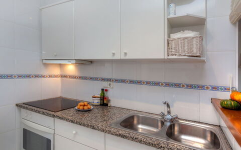 Trebol Blanco: Countertop, Eigentum, Cabinetry, Küche, Zimmer, Möbel, Fliese, Interior Design, Sinken, Herd