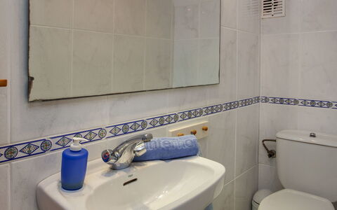 Trebol Blanco: Badezimmer, Zimmer, Eigentum, Toilette, Zapfhahn, Armatur, Fliese, Bad Zubehör, Wand, Bad Sink