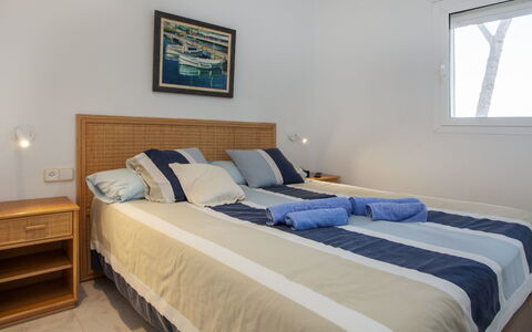 Trebol Blanco: Schlafzimmer, Bett, Möbel, Bettdecke, Zimmer, Eigentum, Bedding, Bettrahmen, Matratze, Wand