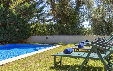 Bretos: Blau, Schwimmbad, Gartenmöbel, Garten, Schatten, Hinterhof, Resort, Freizeit, Landscaping, Rasen