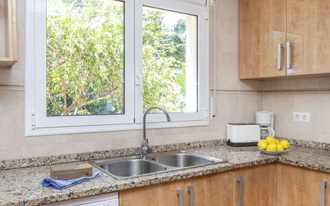 Bretos: Küche, Countertop, Spüle, Holz, Sinken, Küchengerät, Major Appliance, Cabinetry, Interior Design, Zuhause