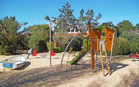 Saint Hilaire de Riez 606: Spielplatz, Öffentlicher Raum, Spielmittel, Menschliche Siedlung, Spielplatz Rutsche, Stadt, Schwingen, Erholung, Baum, Himmel