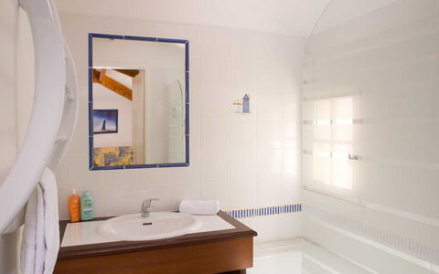 Saint Hilaire de Riez 608: Spiegel, Zapfhahn, Sinken, Armatur, Bad Sink, Badezimmer, Holz, Interior Design, Die Architektur