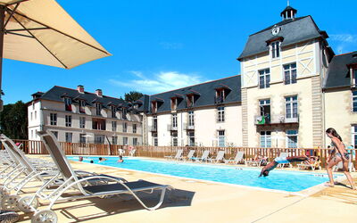 Baden 606: Schwimmbad, \Stadt, Eigentum, Gebäude, Resort, Urlaub, Freizeit, Tourismus, Grundeigentum, Haus