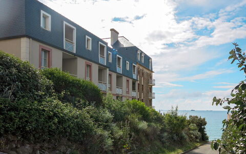 Saint Malo 607: Wolke, Himmel, Pflanze, Gebäude, Fenster, Grundstueck, Gewässer, Urban Design, Nachbarschaft, Haus