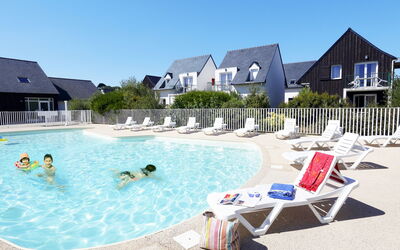 Saint Pol de Léon 606: Wasser, Himmel, Eigentum, Gebäude, Möbel, Schwimmbad, Gartenmöbel, Sonnenliege, Haus, Stuhl