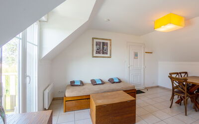 Les Terrasses 602.2: Möbel, Tabelle, Gebäude, Holz, Haus, Beleuchtung, Interior Design, Wohnzimmer, Flooring, Fussboden