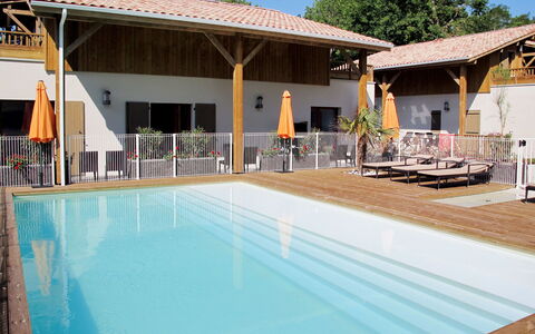 Lacanau 655: Wasser, Himmel, Schwimmbad, Gebäude, Schatten, Stuhl, Baum, Pflanze, Gartenmöbel, Freizeit