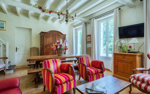 Poumeyrette: Möbel, Tabelle, Bilderrahmen, Eigentum, Cabinetry, Stuhl, Holz, Blume, Interior Design, Gebäude