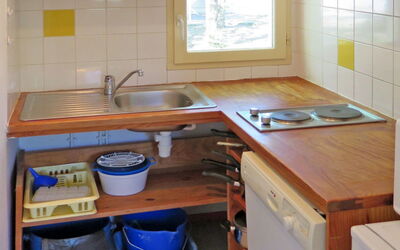Les Rives de Saint Brice 608.6: Eigentum, Cabinetry, Spüle, Holz, Küche, Interior Design, Sinken, Flooring, Fussboden, Fenster