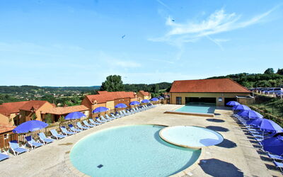Sarlat-La-Canéda 607: Wasser, Himmel, Schwimmbad, Blau, Wolke, Azurblau, Natur, Strandresort, Schatten, Baum