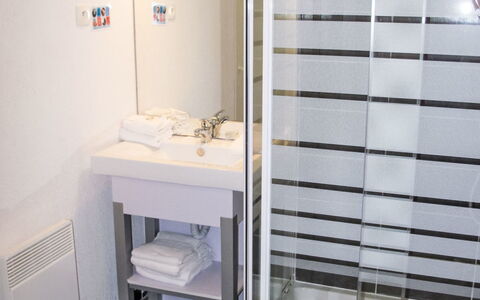 Le Grau du Roi 604: Flooring, Fussboden, Interior Design, Armatur, Zimmer, Badezimmer, Decke, Installation, Sinken, Duschtür