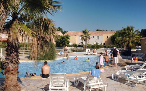 Valras Plage 606: Schwimmbad, Resort, Urlaub, Eigentum, \Stadt, Freizeit, Palme, Baum, Gebäude, Grundeigentum