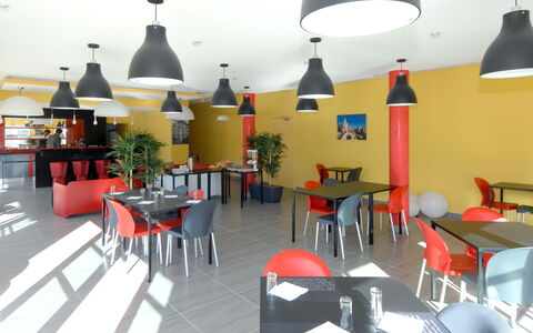 Argelès sur Mer 627: Tabelle, Möbel, Eigentum, Stuhl, Die Architektur, Interior Design, Fussboden, Flooring, Grundeigentum, Decke