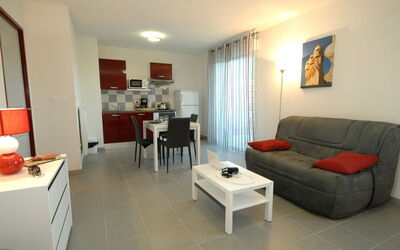Demeures de la Massane 627.4: Möbel, Tabelle, Couch, Komfort, Bilderrahmen, Flooring, Interior Design, Studio Couch, Fussboden, Wohnzimmer