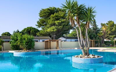 Vendres 604: Wasser, Himmel, Pflanze, Schwimmbad, Azurblau, Baum, Arecales, Strandresort, Natürliche Landschaft, Eco Hotel