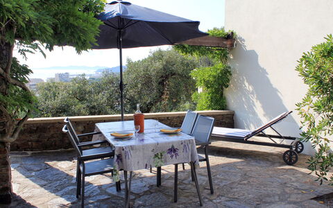 Le Lavandou 604: Eigentum, Möbel, Terrasse, Tabelle, Haus, Hinterhof, Garten, Tisch Im Freien, Gebäude, Grundeigentum