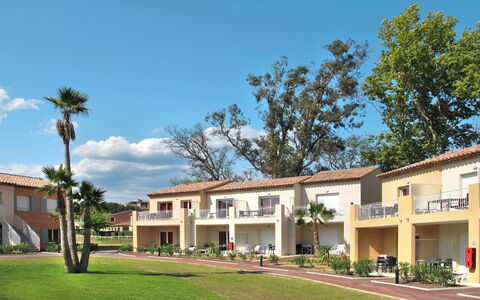 Port Grimaud 615: Himmel, Pflanze, Gebäude, Wolke, Fenster, Baum, Grundstueck, Schatten, Gras, Haus